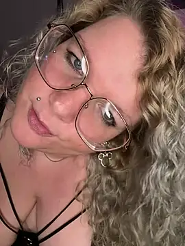 CurvyAnonymousGirl89 online show from February 2025 04:28:01 PM