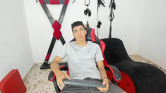 Harry LatinBoy online show from November 2025 01:11:02 PM