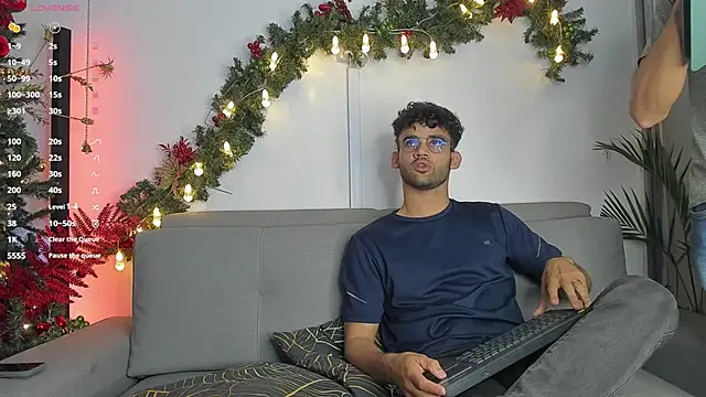 andrewChris  online show from December 2024 03:58:01 AM