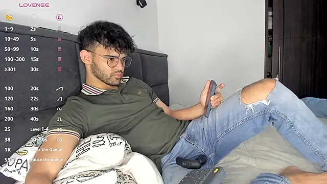 andrewChris  online show from January 2025 10:29:02 PM