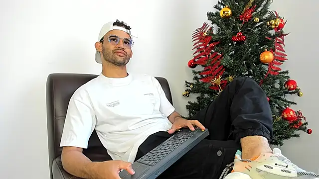 andrewChris  online show from November 2025 08:02:01 PM