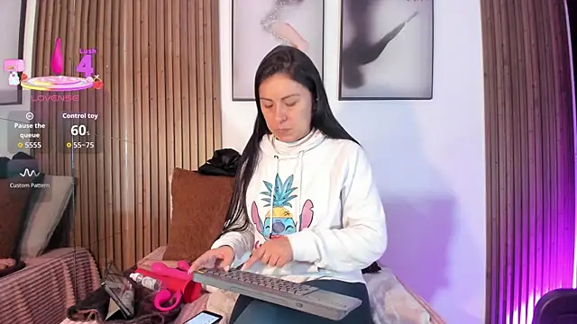 Snapshot of Ella_Rousse chatting on November 2025 02:24:02 PM Ella Rousse online show from November 2025 02:24:02 PM