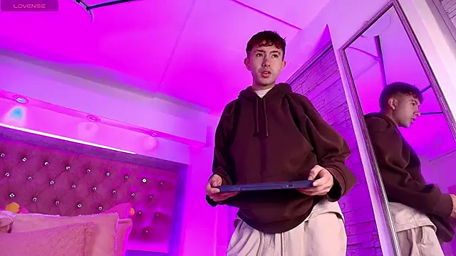 Noah Xitruxx online show from November 2025 01:06:01 PM