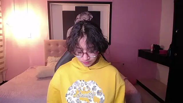 Lili Gomez  online show from November 2025 01:20:01 PM