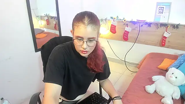 Emyli rousse  online show from December 2024 01:28:02 PM