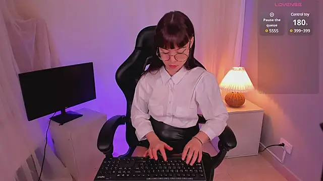 Lia Sweett  online show from March 2025 02:45:02 PM