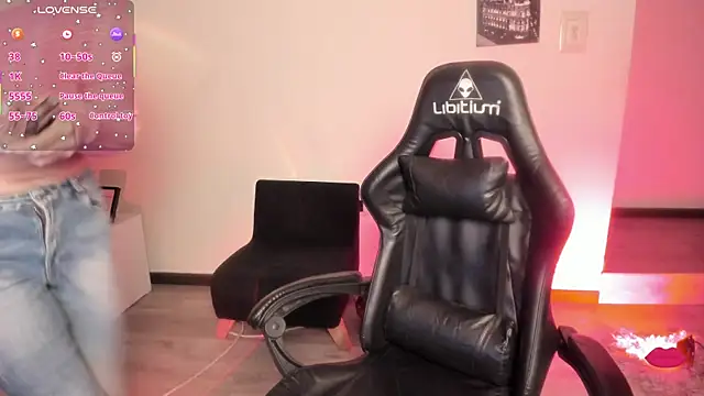 Snapshot of Aurora_Hotson chatting on September 2025 01:18:01 AM Aurora Hotson online show from September 2025 01:18:01 AM