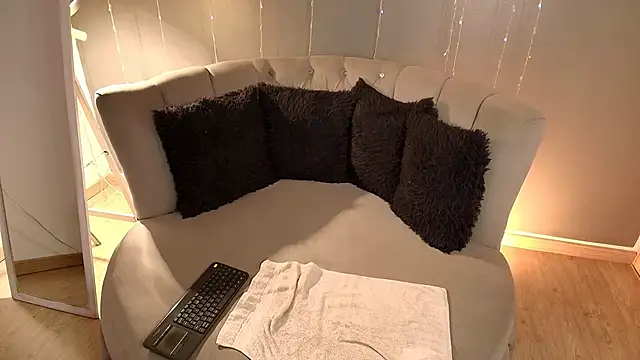 slutty venus online show from January 2025 08:00:01 PM