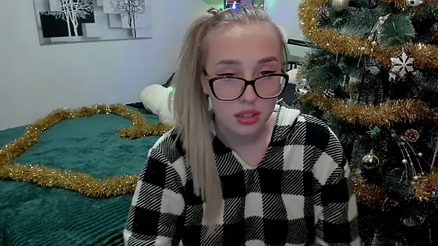 LinaTruly online show from December 2024 08:03:02 PM