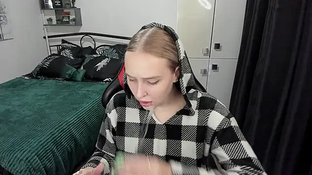 LinaTruly online show from September 2025 09:15:01 PM