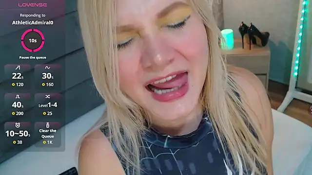 CrystalWoods94 online show from September 2025 01:44:02 PM