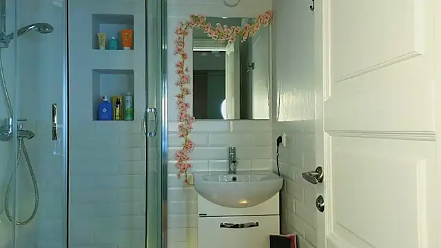 Mia Mia M online show from March 2025 05:46:01 AM