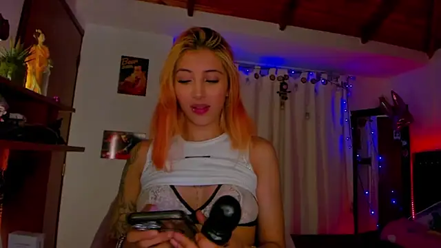 Snapshot of cuteweed420 chatting on January 2025 06:33:01 AM cuteweed420 online show from January 2025 06:33:01 AM