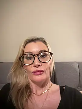 Englishhotwife4u online show from December 2024 05:21:02 PM