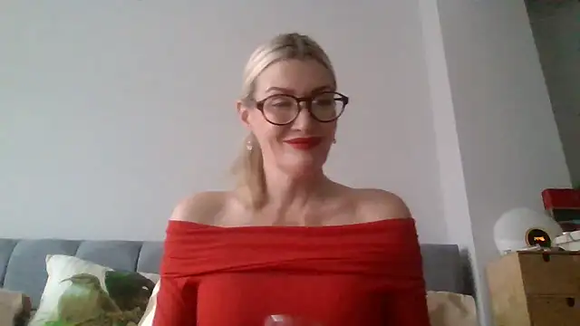 Englishhotwife4u online show from December 2024 02:50:01 PM