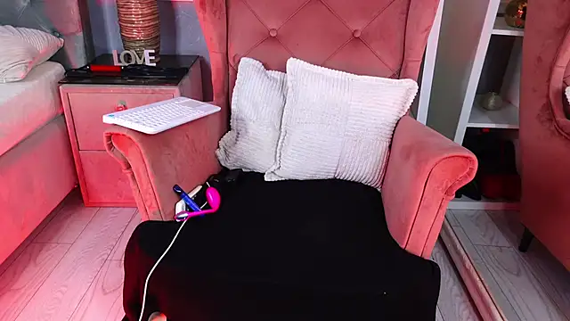 Snapshot of AQueenMonica chatting on September 2025 04:28:01 PM AQueenMonica online show from September 2025 04:28:01 PM