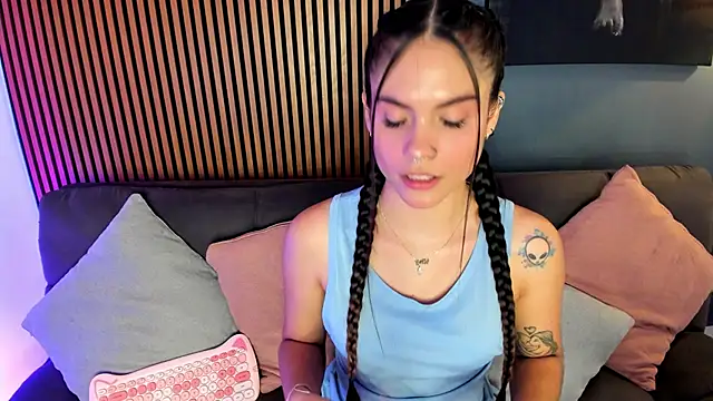 Gaby Ferrer online show from November 2025 02:05:02 PM