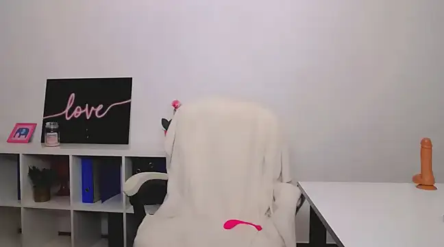 Lia Benini online show from March 2025 04:21:01 PM