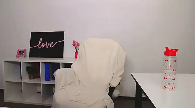 Lia Benini online show from March 2025 10:32:01 PM