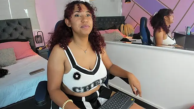 lauraltt online show from January 2025 07:39:02 PM