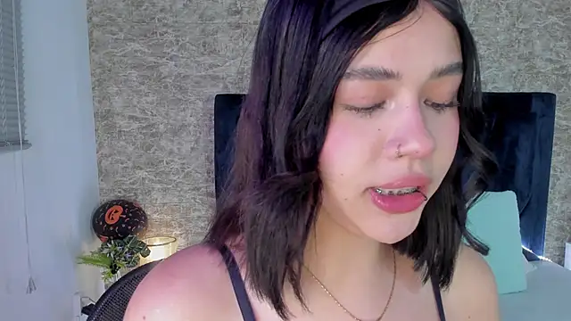 Lily Woodz online show from November 2025 07:23:02 PM