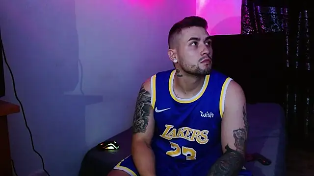 miia-liiam online show from December 2025 06:00:01 AM