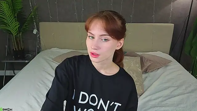 Snapshot of Mollly_Rouge chatting on April 2026 12:20:02 AM Mollly Rouge online show from April 2026 12:20:02 AM