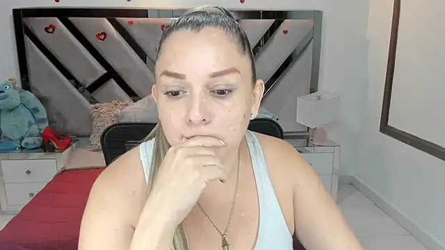 natalia5560 online show from October 2025 01:42:01 PM