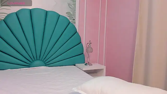 Daphne Fox  online show from February 2025 09:00:02 AM