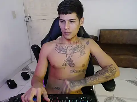 Snapshot of Clyde019 chatting on December 2024 02:04:01 PM Clyde019 online show from December 2024 02:04:01 PM