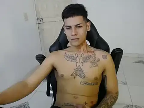 Snapshot of Clyde019 chatting on January 2025 04:05:01 PM Clyde019 online show from January 2025 04:05:01 PM