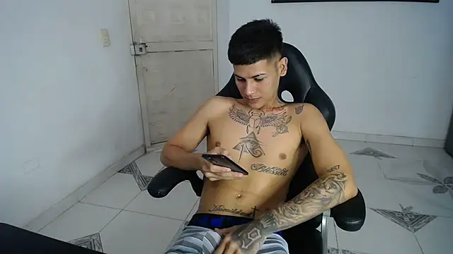 Snapshot of Clyde019 chatting on February 2025 03:53:01 PM Clyde019 online show from February 2025 03:53:01 PM