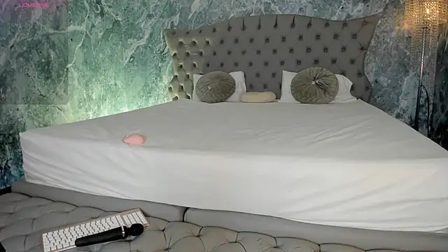 LucyLovelyy online show from September 2025 07:04:01 PM