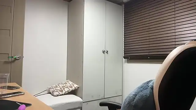 yunasuka online show from December 2024 01:06:02 PM