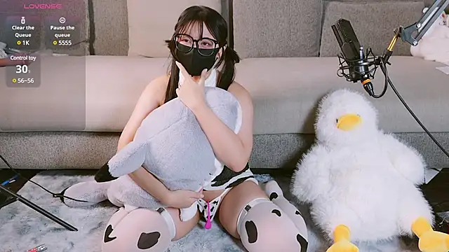 Yu UwU  online show from January 2025 02:11:01 PM