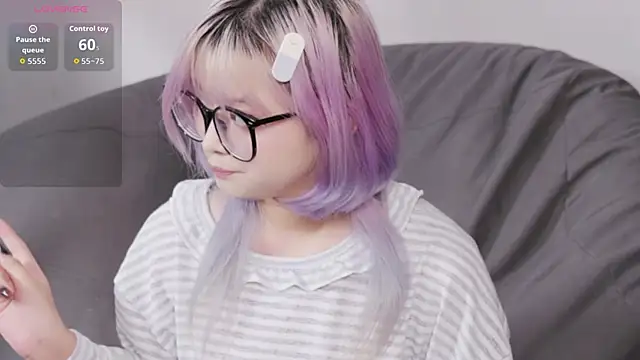 Yu UwU  online show from October 2025 01:53:02 PM