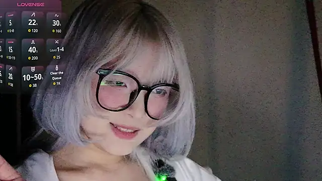 Yu UwU  online show from October 2025 01:23:04 PM