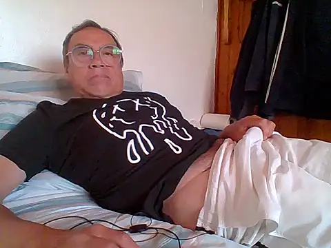 santiagon2015 online show from December 2024 07:00:02 PM