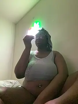 Snapshot of DamnBubbles chatting on February 2026 03:32:01 AM DamnBubbles online show from February 2026 03:32:01 AM