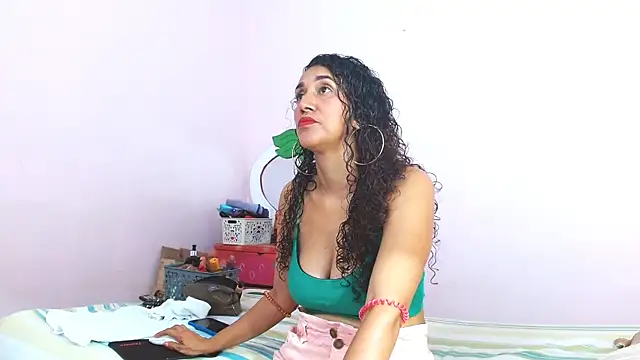 Snapshot of latinabueno41 chatting on January 2025 04:04:01 PM latinabueno41 online show from January 2025 04:04:01 PM