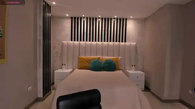 NiaSalvatore online show from October 2025 05:55:02 PM