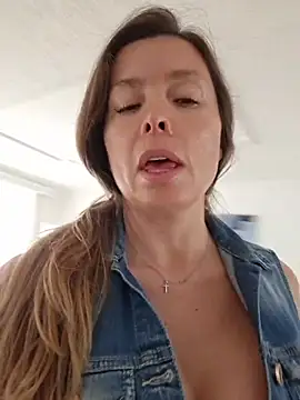 Snapshot of karina_warthon chatting on June 2026 05:34:01 PM karina warthon online show from June 2026 05:34:01 PM