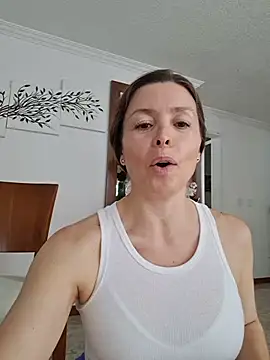 Snapshot of karina_warthon chatting on July 2026 05:37:02 PM karina warthon online show from July 2026 05:37:02 PM