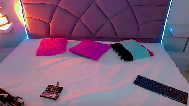 Snapshot of Carolaine01 chatting on October 2025 09:03:02 PM Carolaine01 online show from October 2025 09:03:02 PM