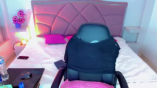 Snapshot of Carolaine01 chatting on October 2025 05:46:02 PM Carolaine01 online show from October 2025 05:46:02 PM