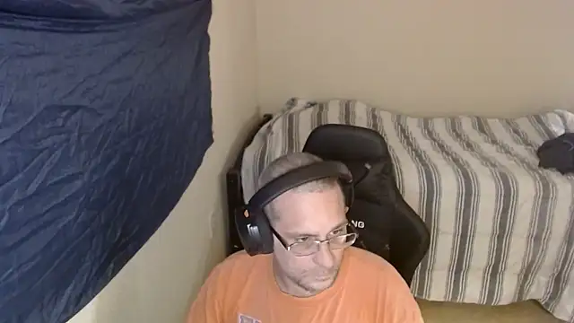 Snapshot of Dubesnackes chatting on November 2025 12:33:01 AM Dubesnackes online show from November 2025 12:33:01 AM