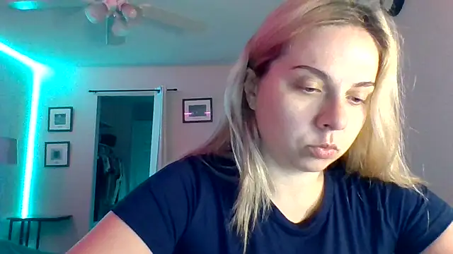 Snapshot of HappyIva chatting on September 2025 06:37:02 AM HappyIva online show from September 2025 06:37:02 AM