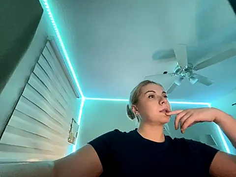 Snapshot of HappyIva chatting on November 2025 08:05:01 AM HappyIva online show from November 2025 08:05:01 AM