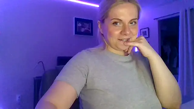 Snapshot of HappyIva chatting on December 2025 04:01:02 PM HappyIva online show from December 2025 04:01:02 PM