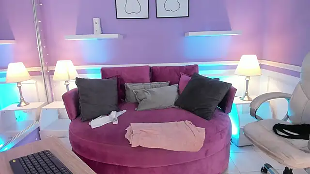 Emma Walkerr  online show from February 2025 10:00:01 PM